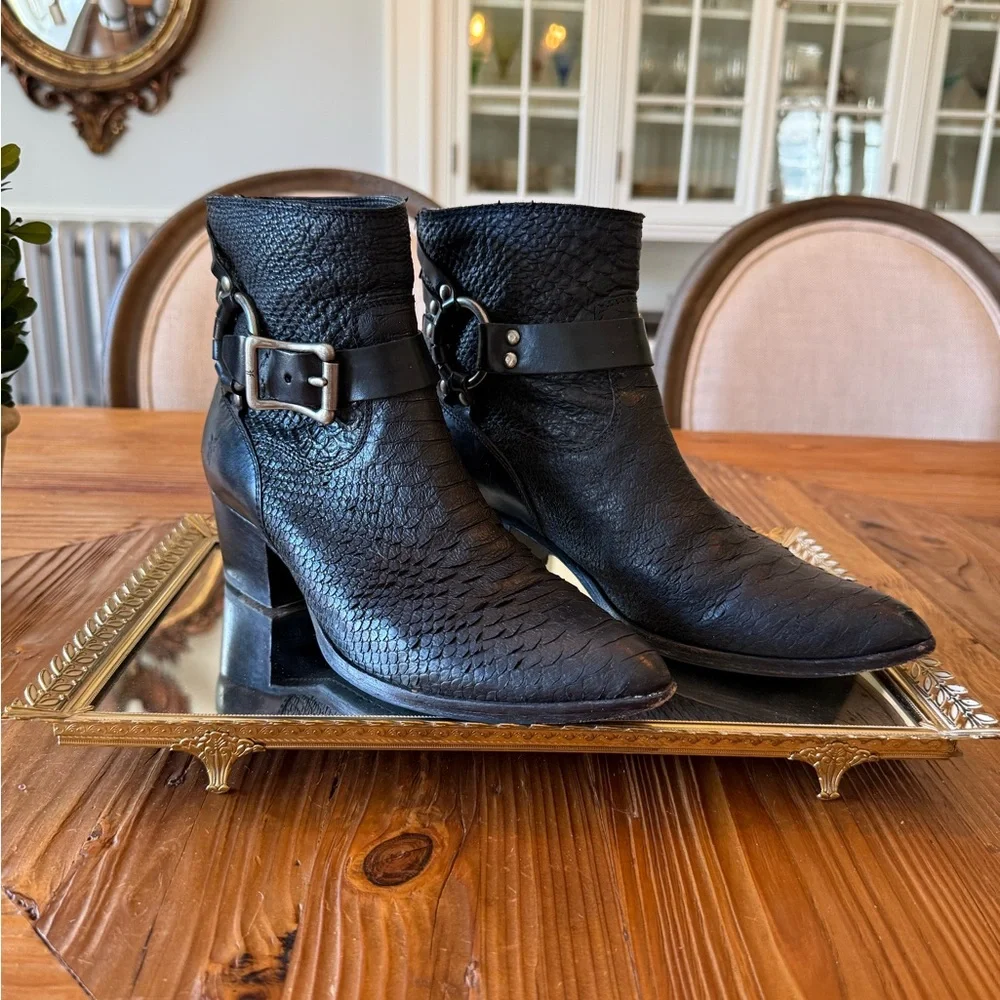 Frye Black Textured Leather Boot with Branded Interior/Size 8